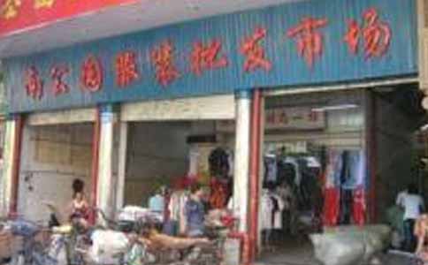 哪里有服装的货源-广州国宏服装批发市场