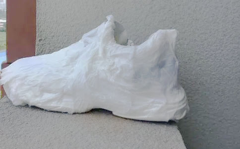 「鞋子清洗保养」小白鞋洗完为什么用纸巾包裹，解密纸巾包裹小白鞋变白原理